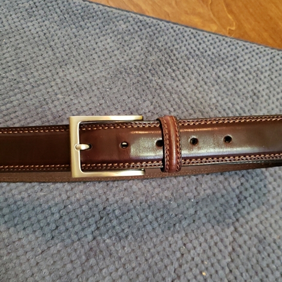 Other - Men's dark brown leather belt, fits size 32", EUC